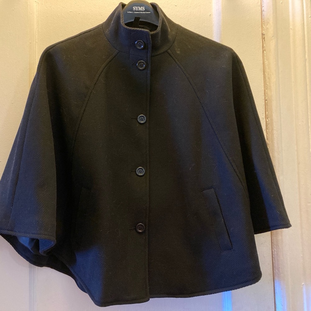 Black tailored H &M short cape or capelet. Fall jacket. Size 4 S-M. Pockets.